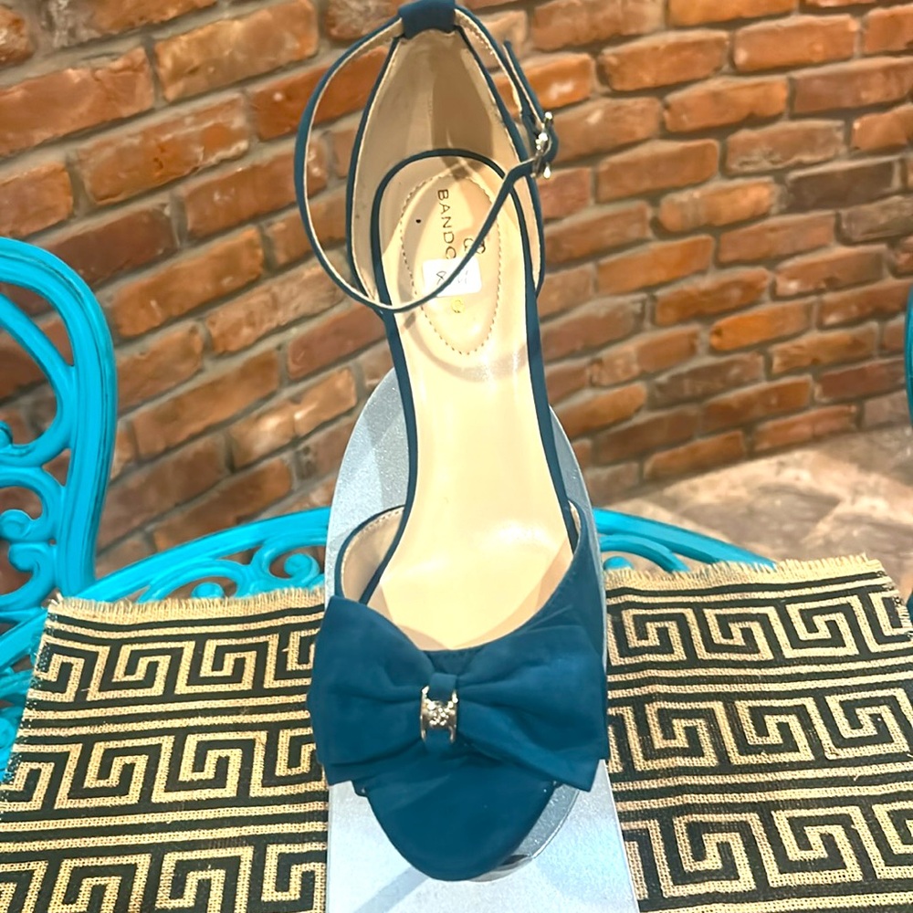NIB Bandolino Elegant Teal Ankle Strap Heels with Bow Design 8M
